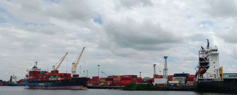 Port Facilitation for Cost Efficient Transshipment
