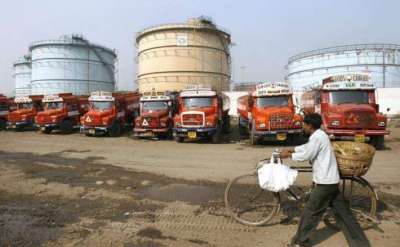 23 IOC tankers enter Nepal after customs clearance from India