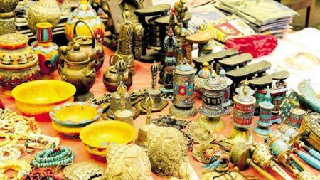 Handicraft Expo Draws Attention of Tourists   