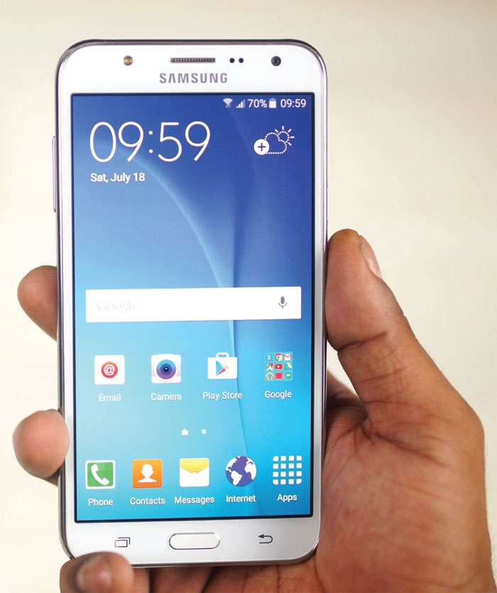 Samsung Galaxy J7 : Feature-packed Mid-ranger