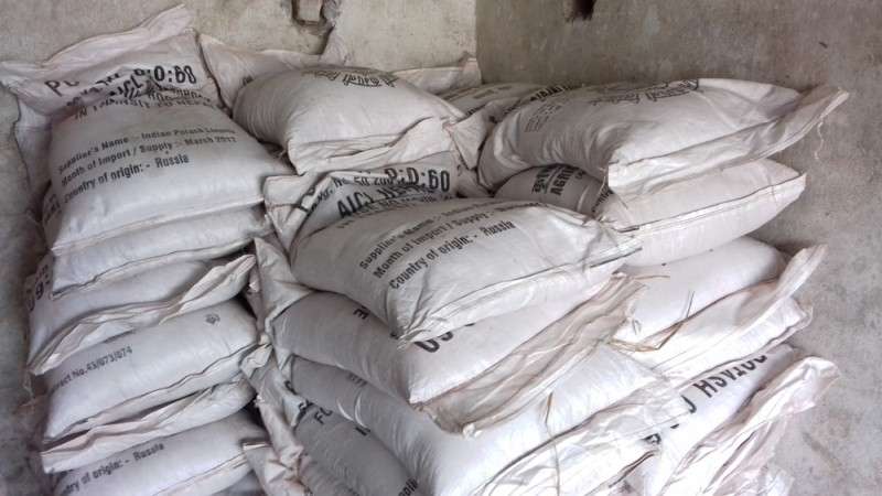 Shortage of Fertilizers Forces Farmers to Smuggle Urea from India