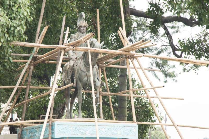A Rana-era statue at Bhadrakali gets a facelift. Photo: Pradip Luitel/NBA